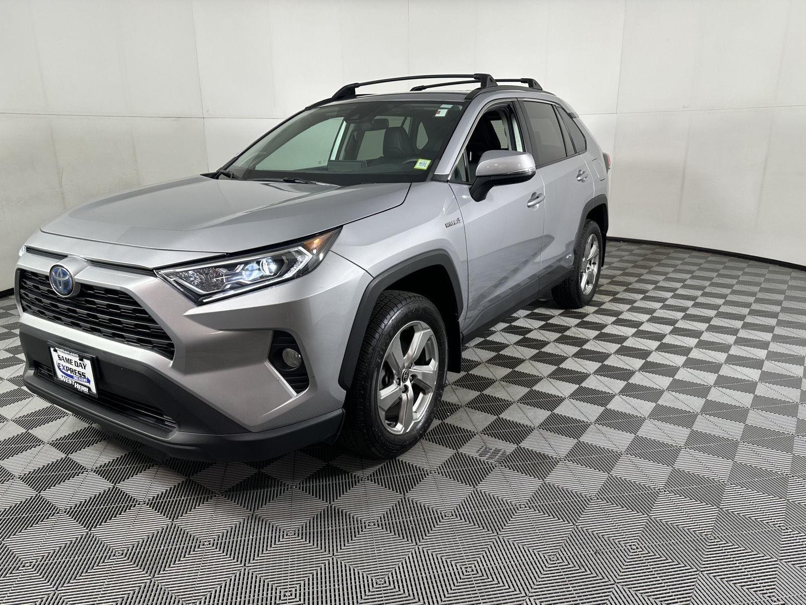 Used 2021 Silver Sky Metallic Toyota XLE Premium image 9