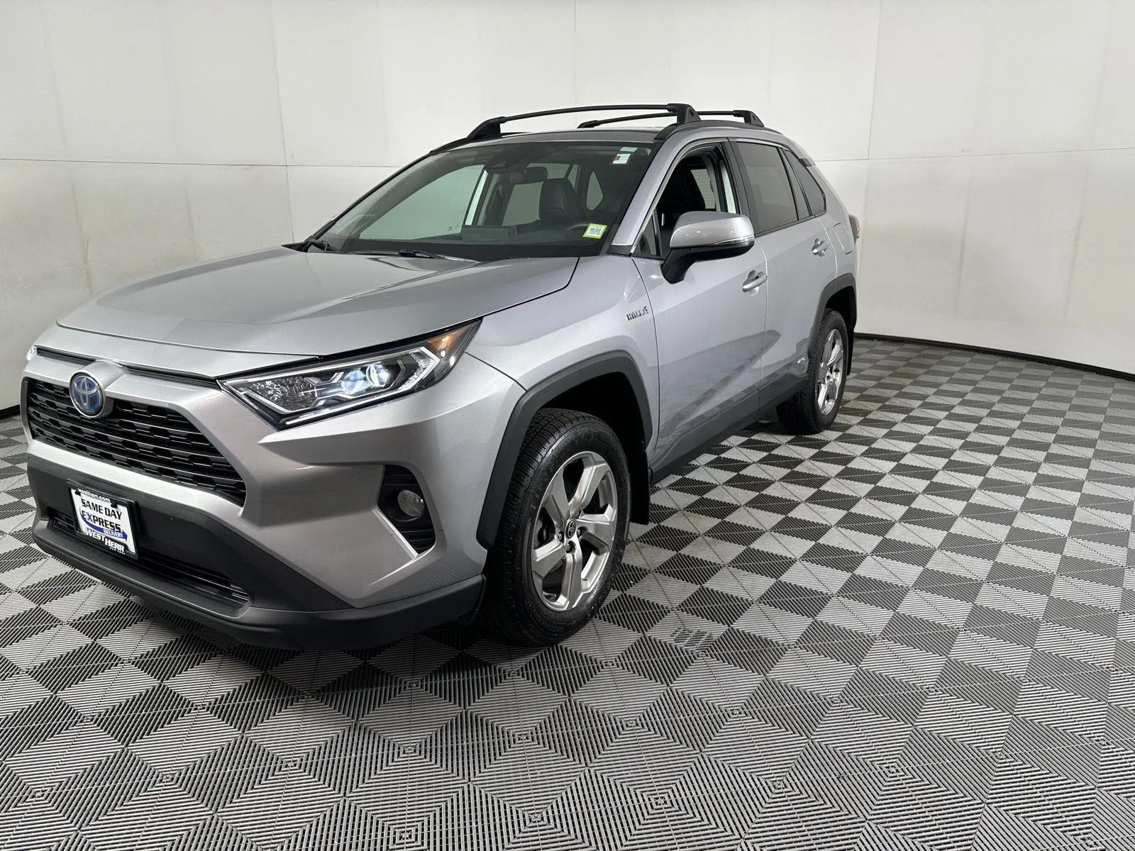 Used 2021 Silver Sky Metallic Toyota XLE Premium image 9