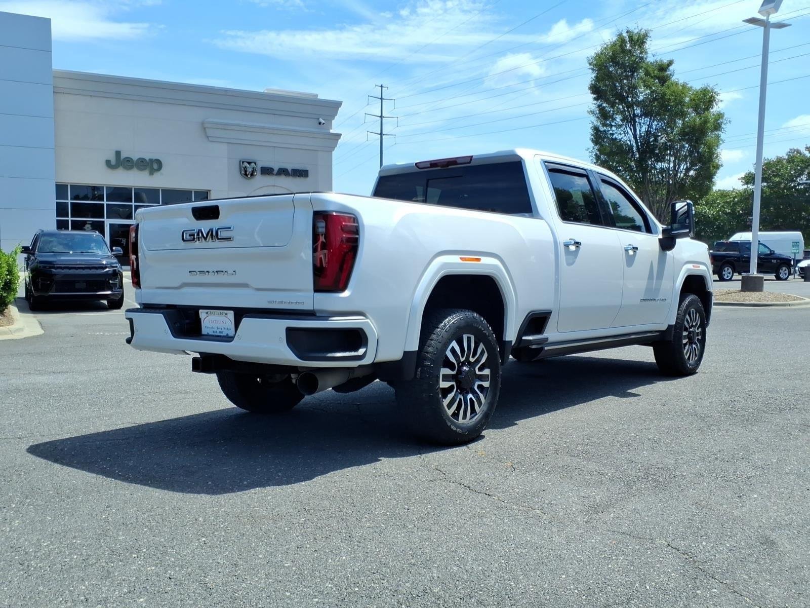 Used 2025 White Frost Tricoat GMC Denali Ultimate image 2