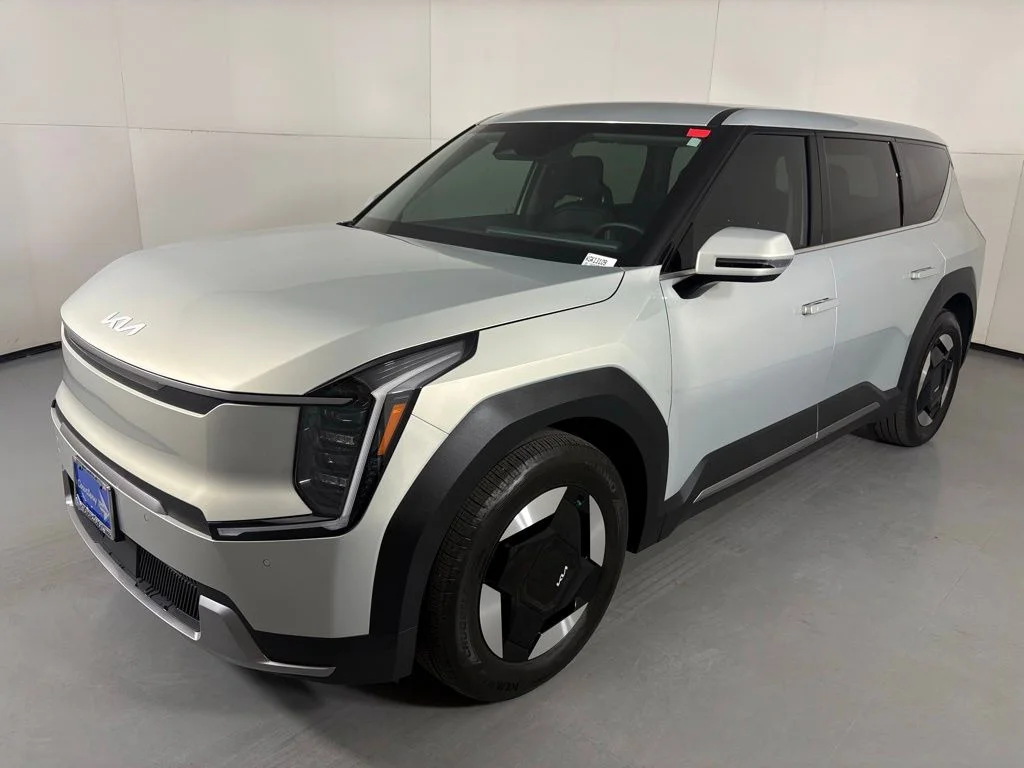 Used 2024 Ivory Kia Light image 4