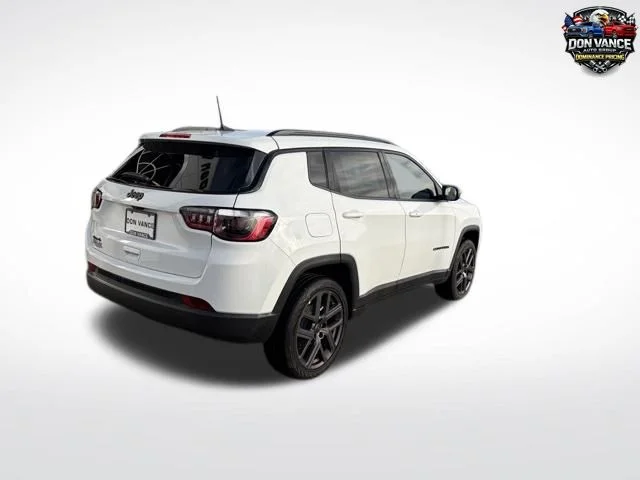 New 2026 Bright White Clearcoat Jeep Latitude image 5
