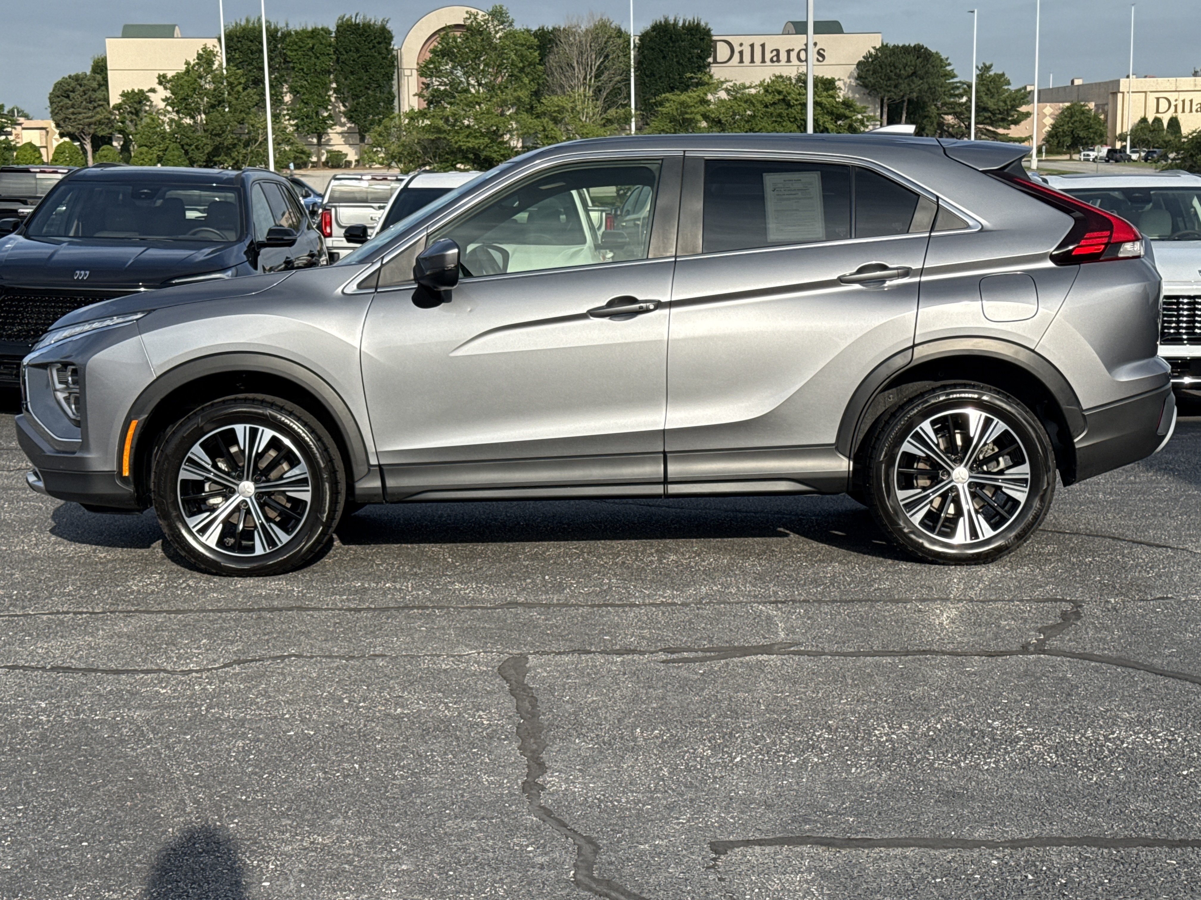 Used 2022  Mitsubishi SE image 13