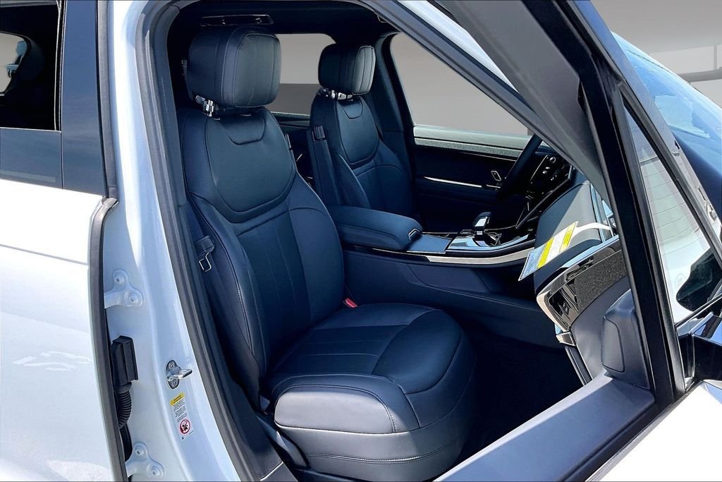 New 2026 FUJI WHITE Land Rover Dynamic SE image 11