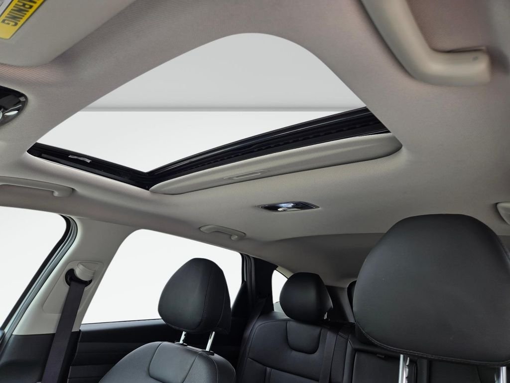 Used 2025 White Hyundai SEL Convenience image 17
