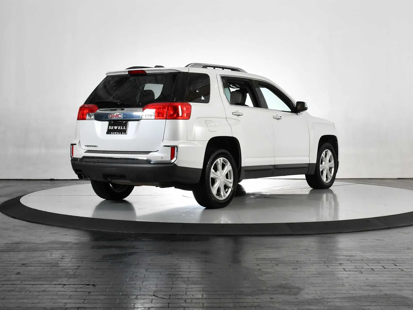 Used 2017 White Frost Tricoat GMC SLT image 5