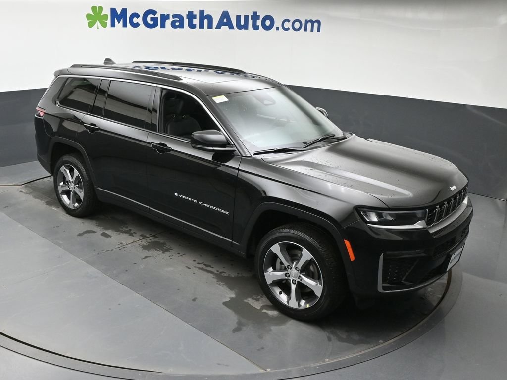 New 2026 Diamond Black Crystal Pearlcoat Jeep Limited image 3