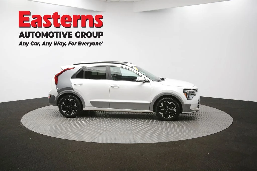 Used 2023 White Kia Wave image 48
