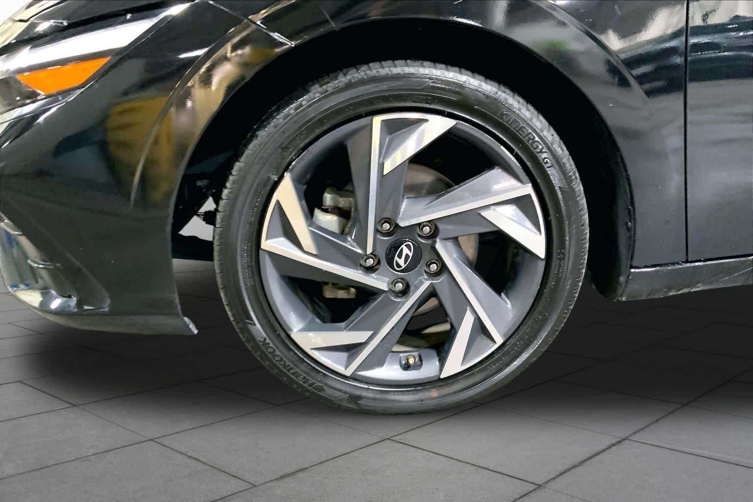 Used 2025 Abyss Black Hyundai Limited image 11