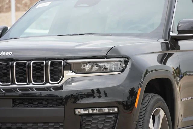 New 2025 Diamond Black Crystal Pearl-Coat Exterior Paint Jeep Limited image 4