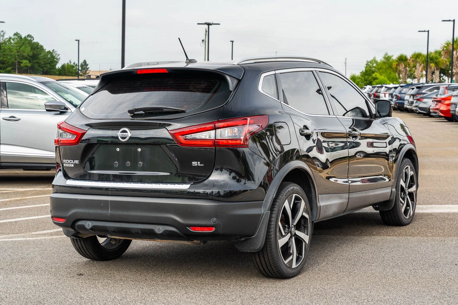Used 2020 Black Nissan SL image 6
