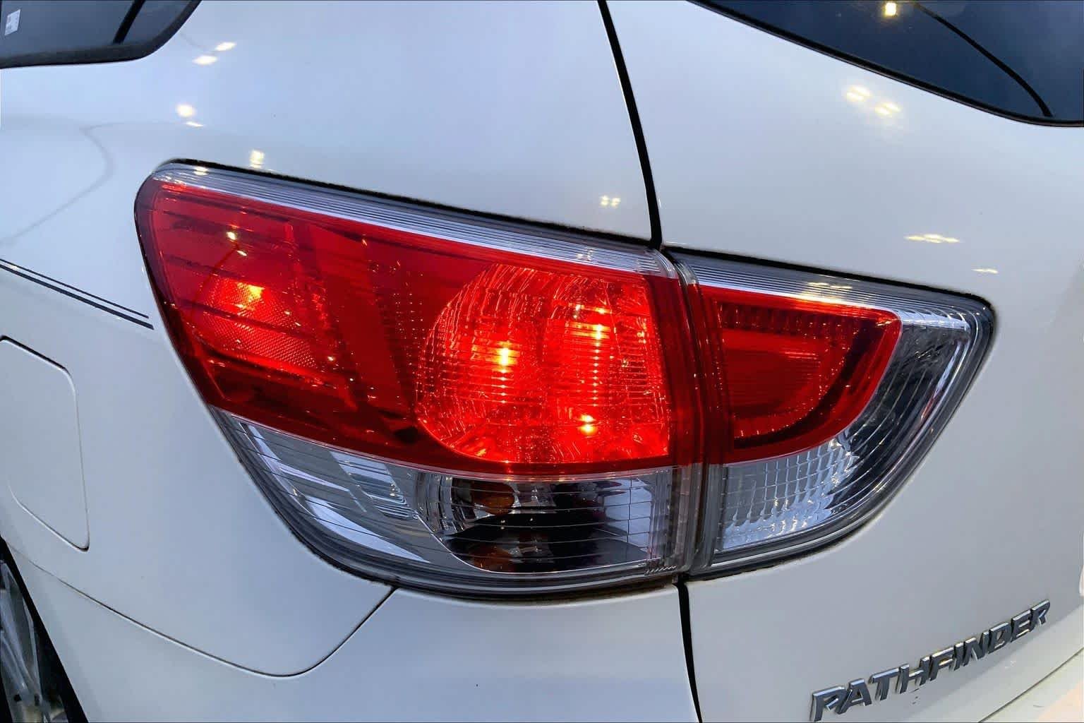 Used 2014 Moonlight White Nissan SL image 27
