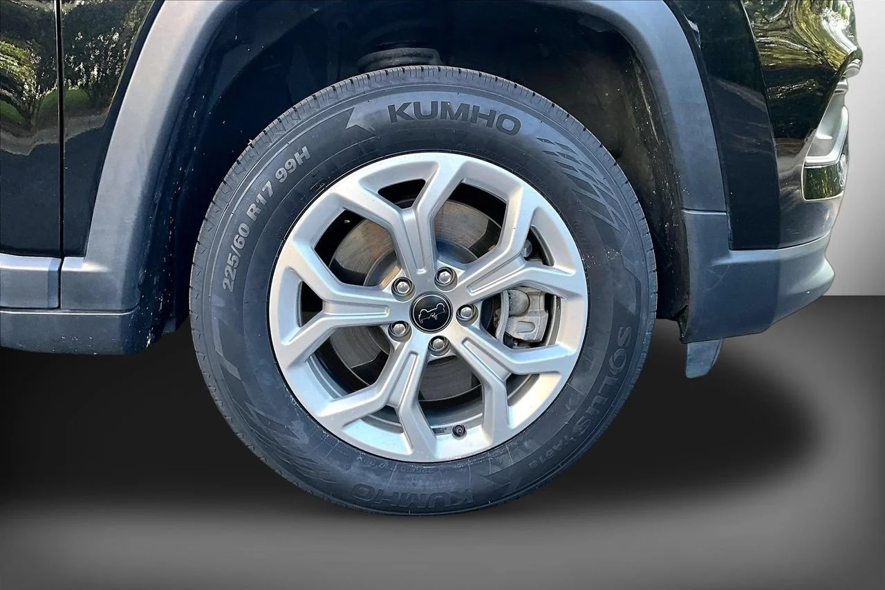 Certified Used 2025 Black Jeep Latitude image 33