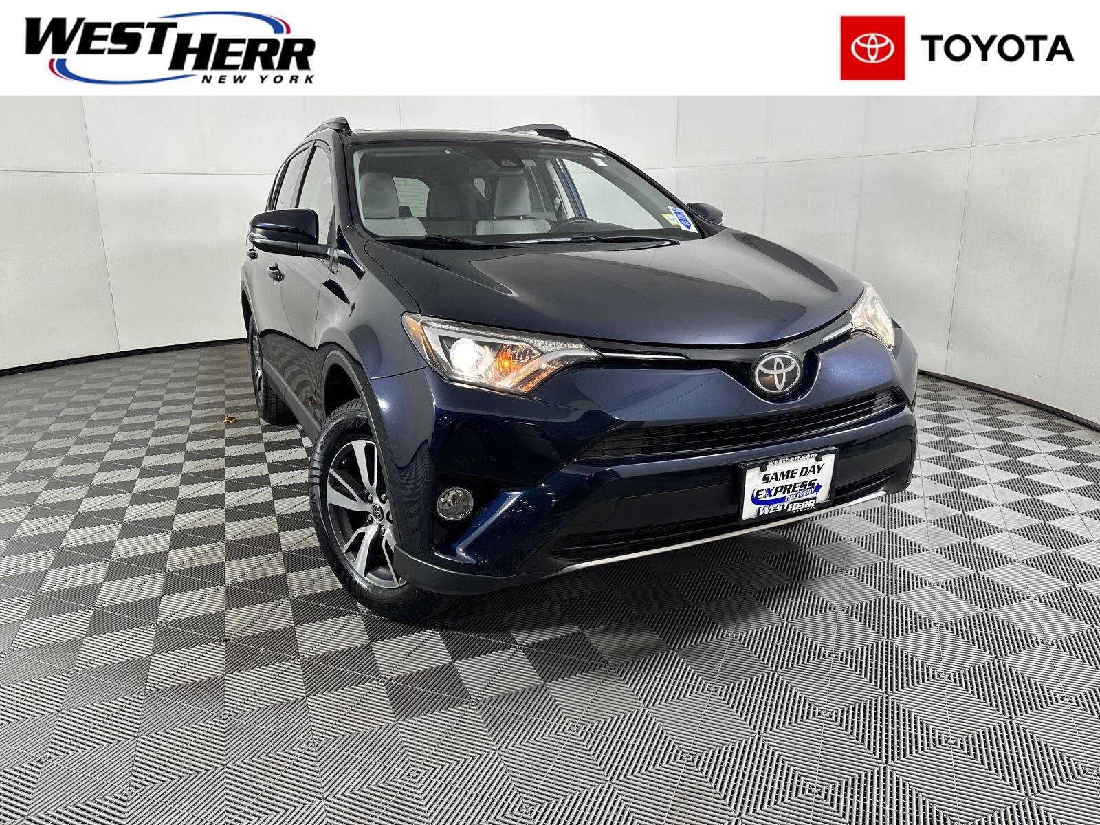 Used 2018 Galactic Aqua Mica Toyota XLE image 1
