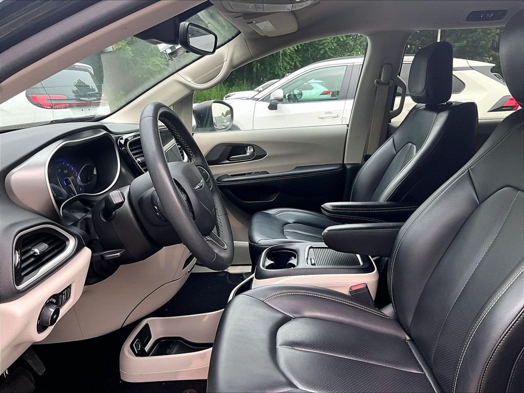 Used 2023 Black Chrysler Touring L image 4