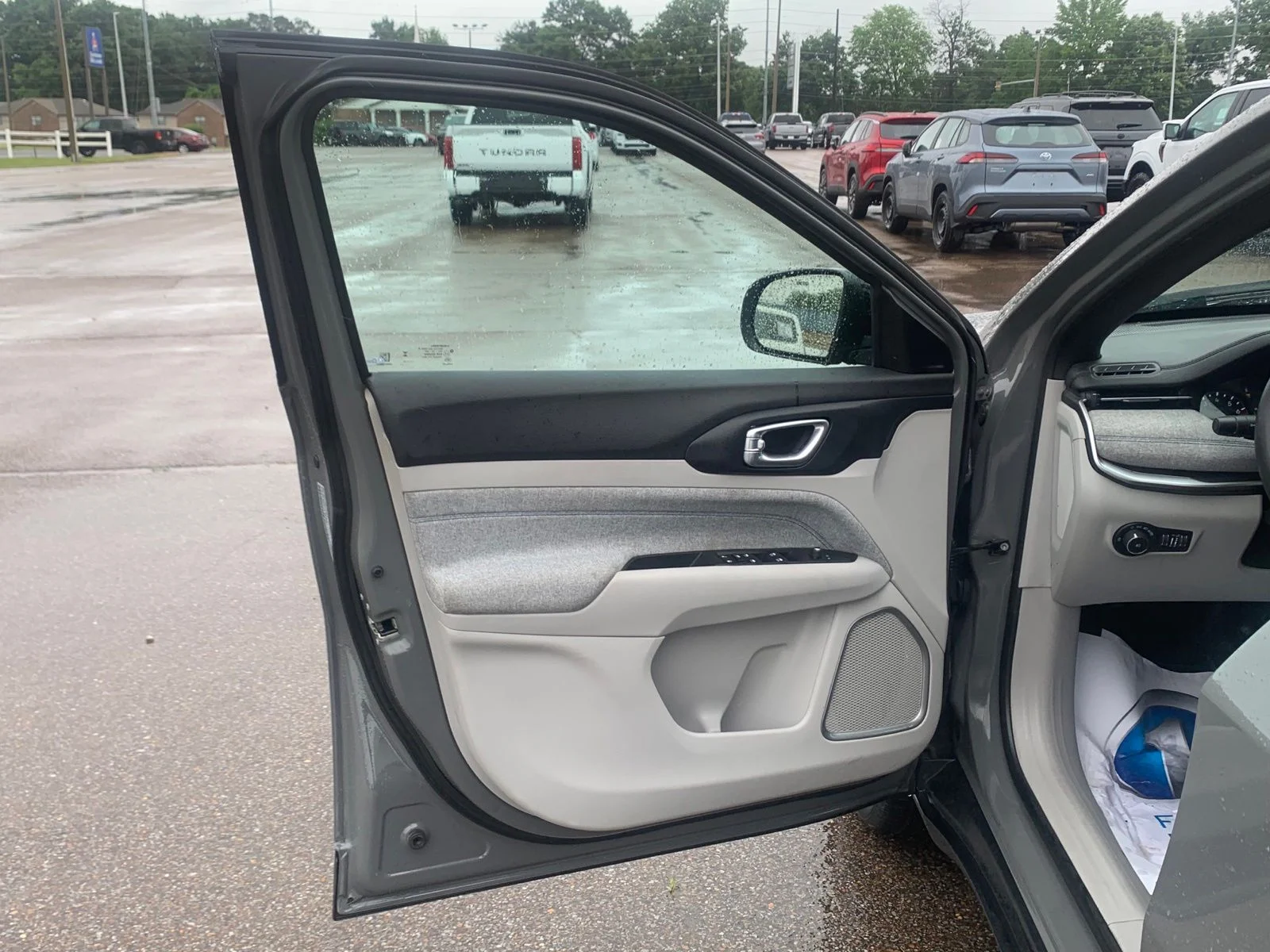 Used 2023 Gray Jeep Latitude image 9
