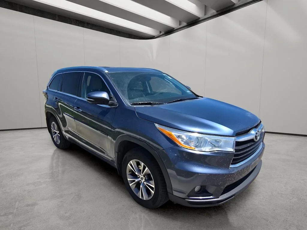 Used 2014 Shoreline Blue Pearl Toyota XLE image 7