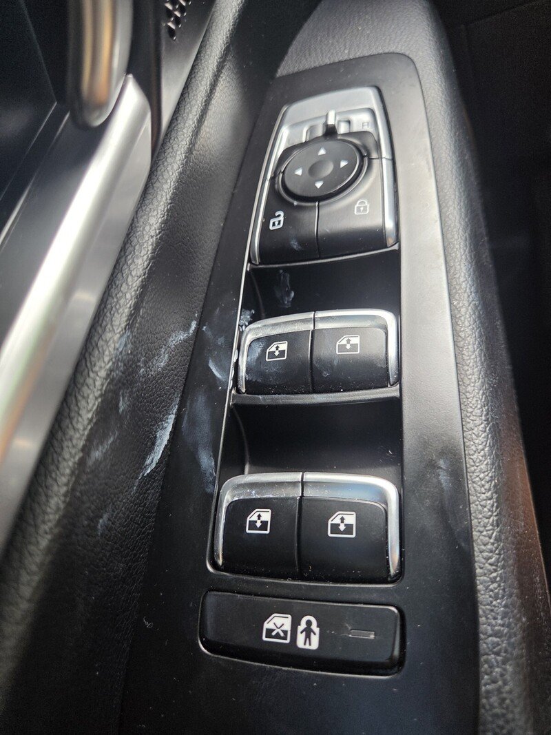 Used 2023 White Kia S image 19
