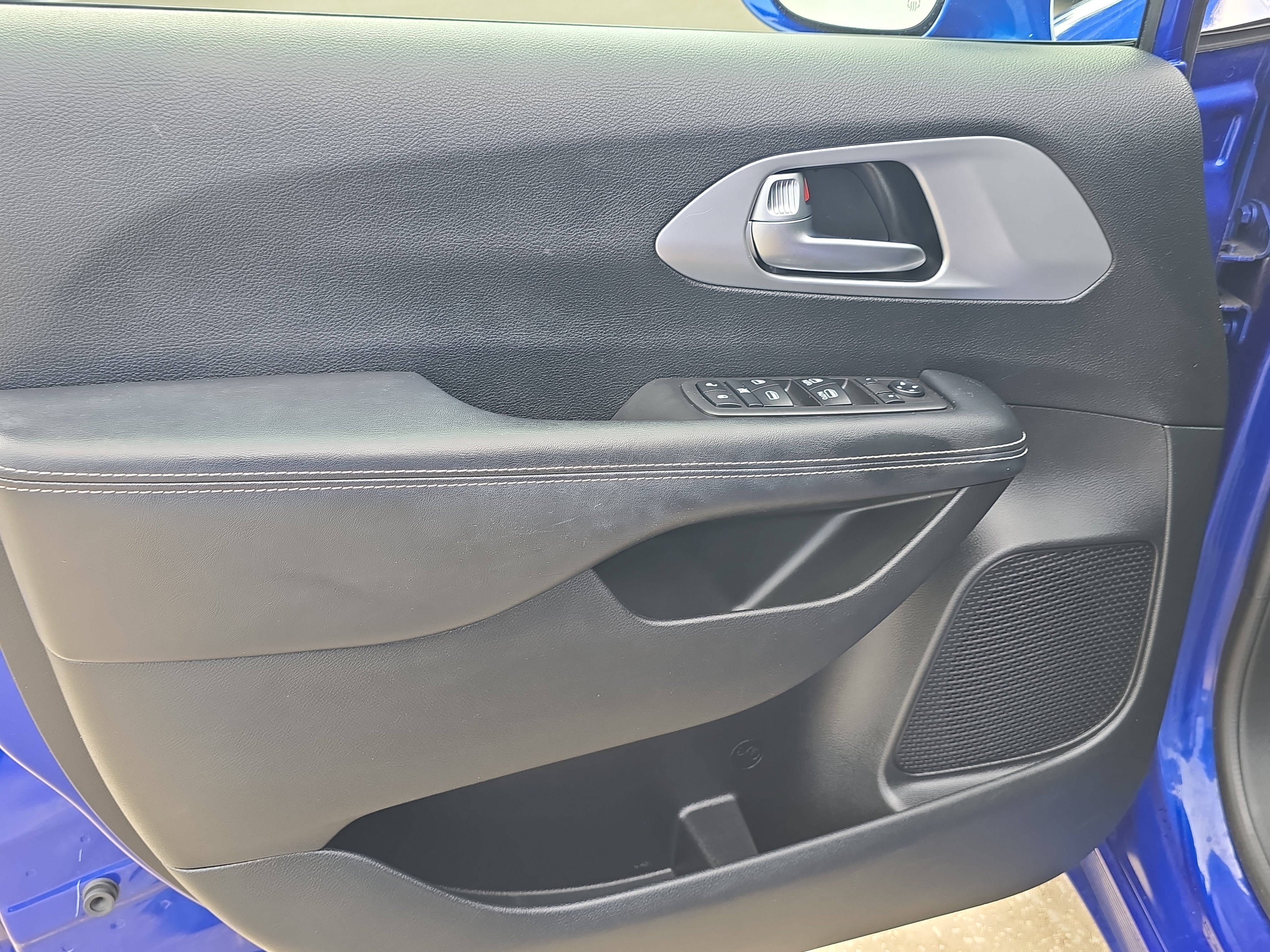 Used 2019 Ocean Blue Metallic Chrysler Touring L image 19