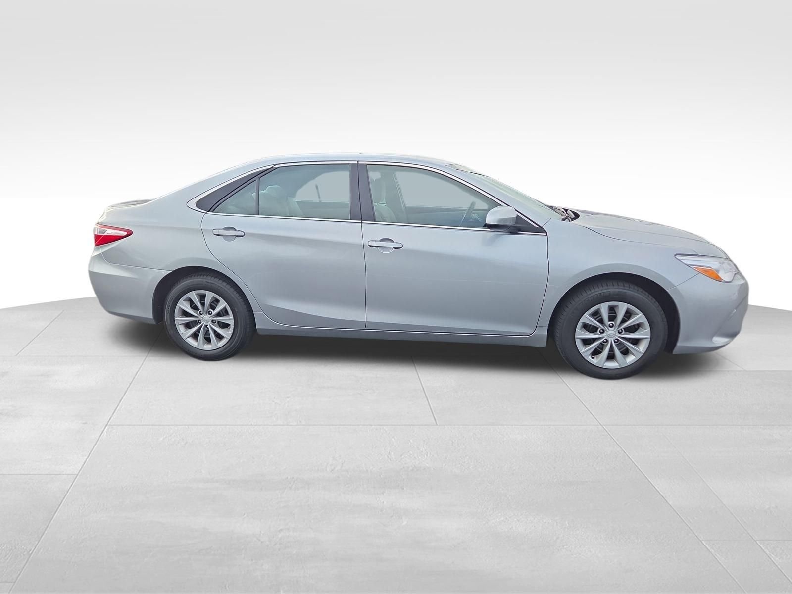 2017 Toyota Camry LE - Photo 6