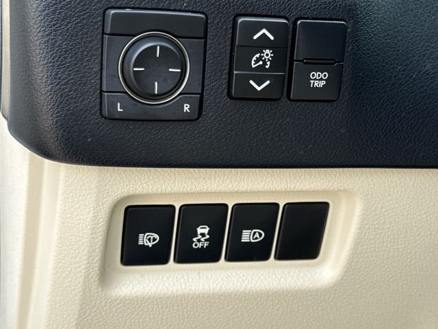 Used 2020 White Lexus 460 image 23