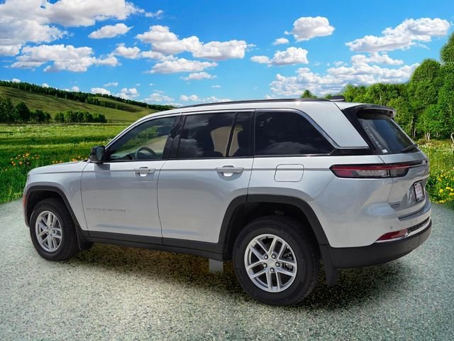 New 2026 Silver Zynith Exterior Paint Jeep Laredo image 4