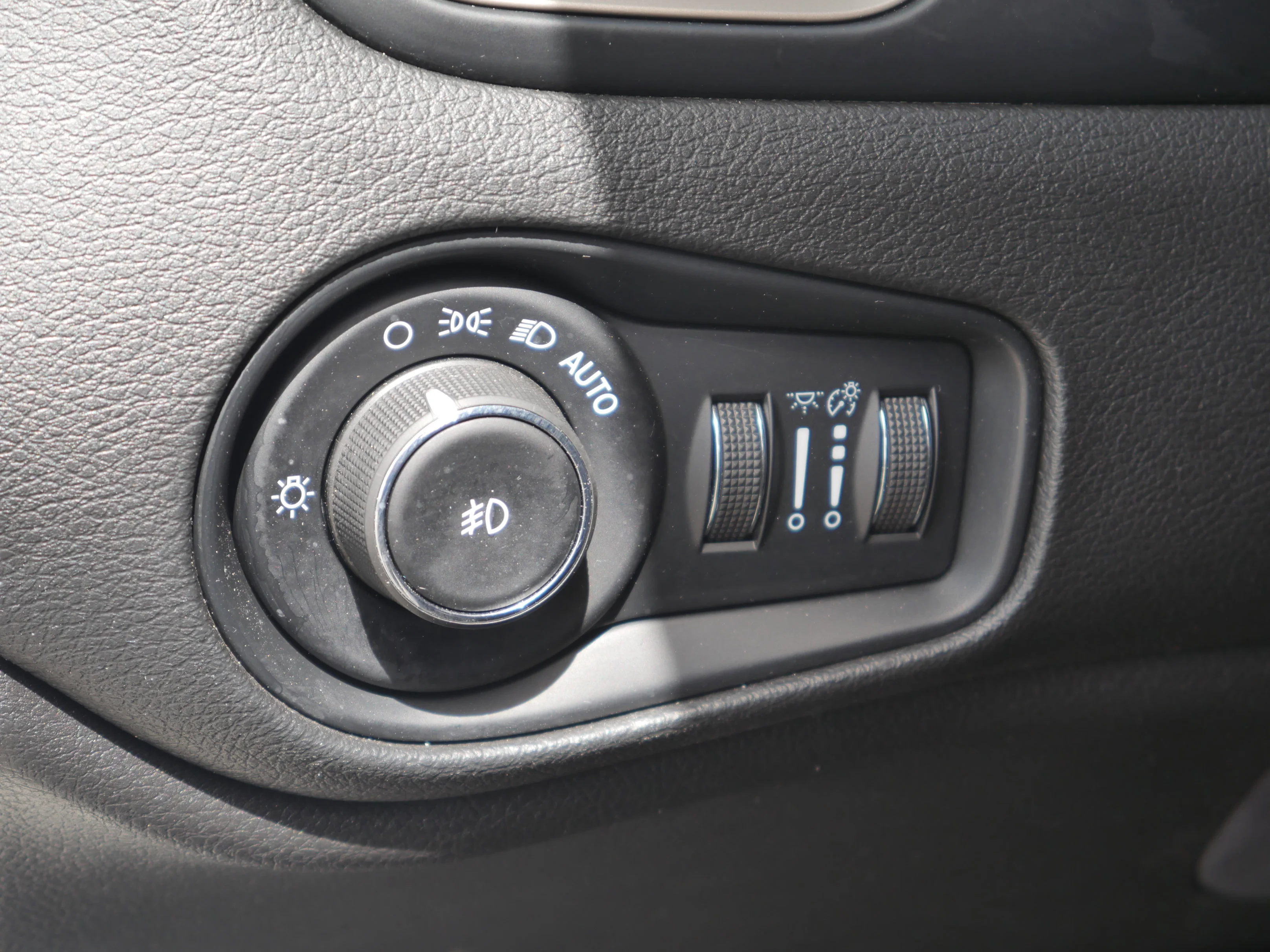 Used 2017 Alpine White Jeep Latitude image 5