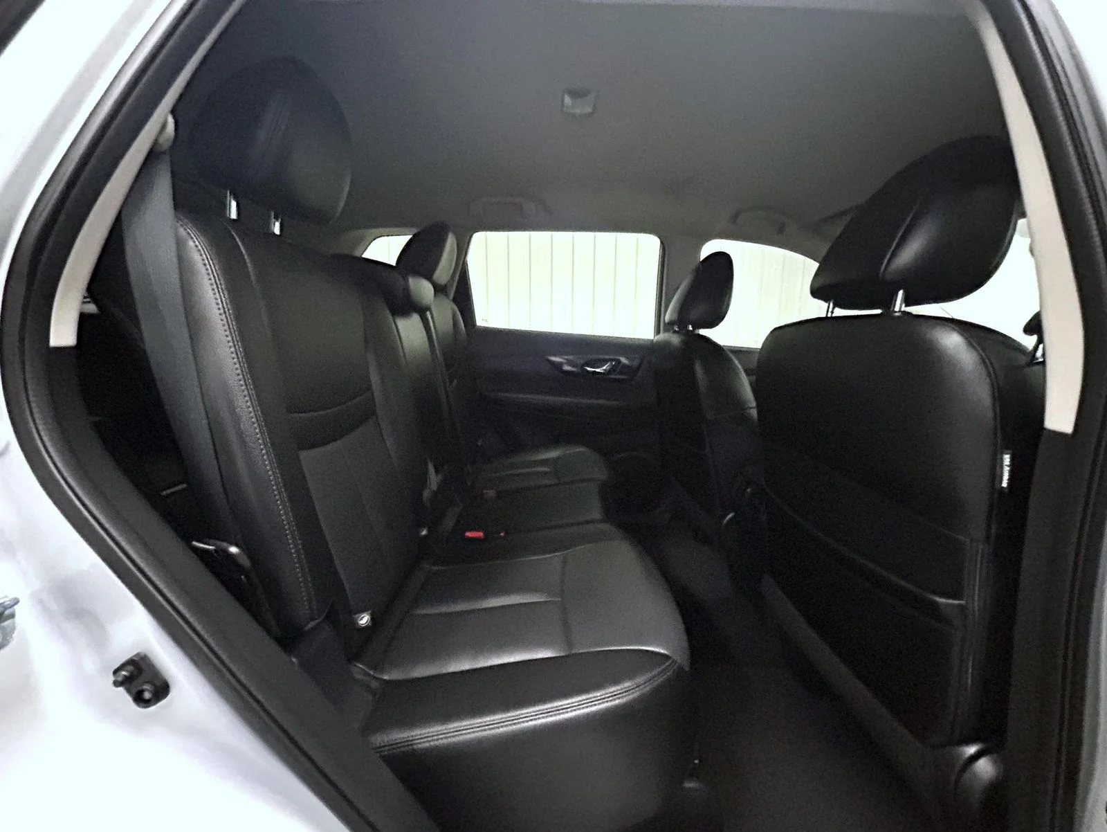 Used 2018 Silver Nissan SL image 18