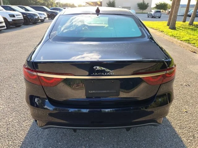 Used 2024 Blue Jaguar R-Dynamic SE image 4