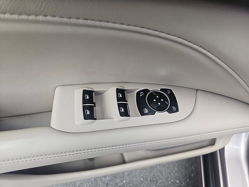 Used 2018 Mocha Metallic Lincoln Select image 13