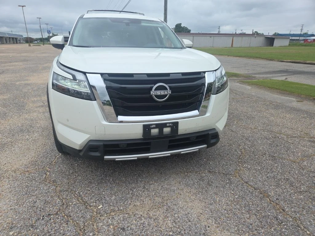 Used 2023 White Nissan Platinum image 2