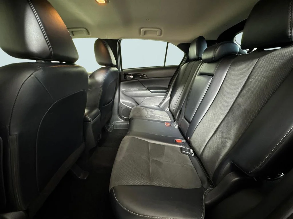 Used 2024 Silver Mitsubishi SE image 12