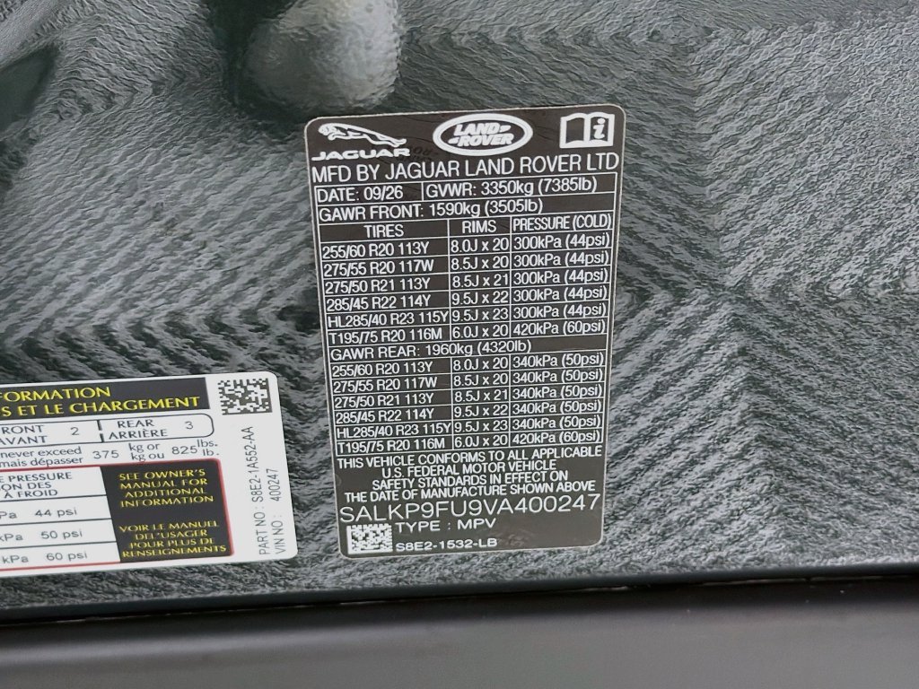 New 2027 Belgravia Green Land Rover SE image 34