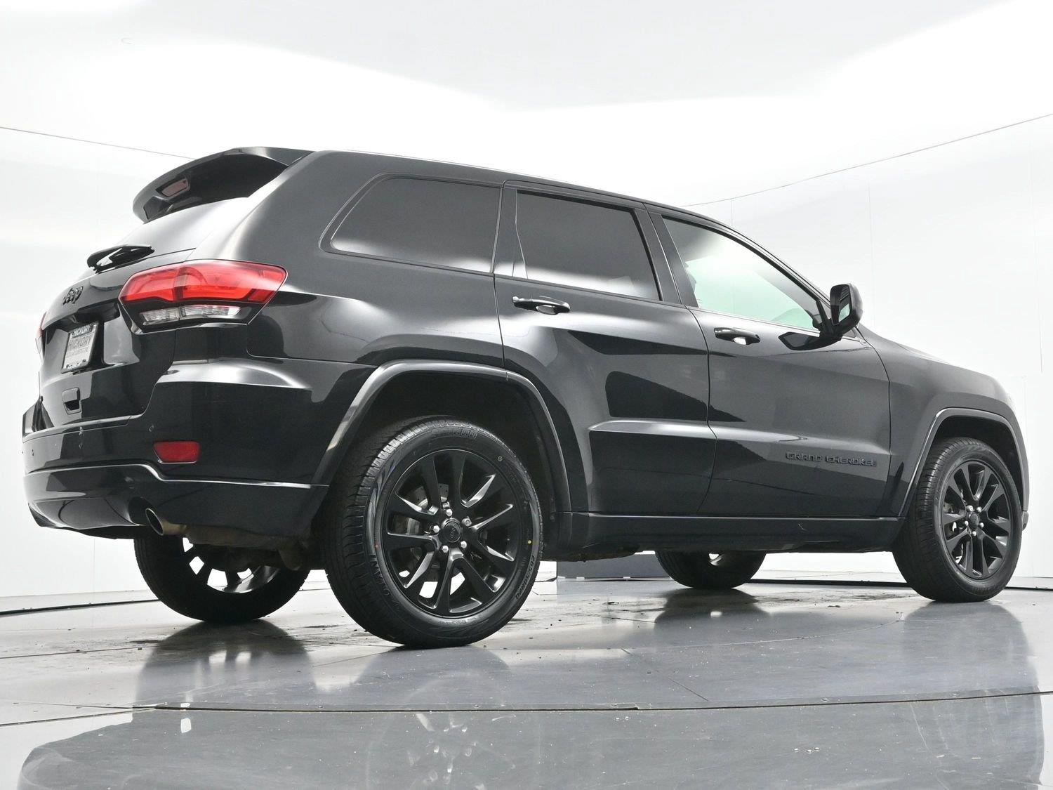 Used 2017 Diamond Black Crystal Pearlcoat Jeep Altitude image 51