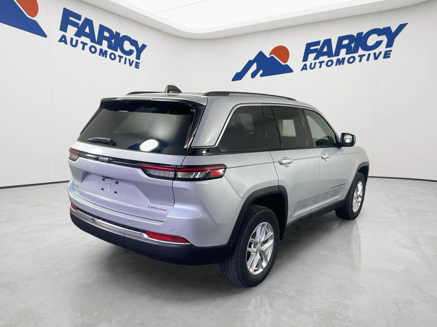 Used 2023 Silver Zynith Jeep Laredo image 7