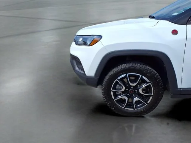 Used 2025  Jeep Trailhawk image 21