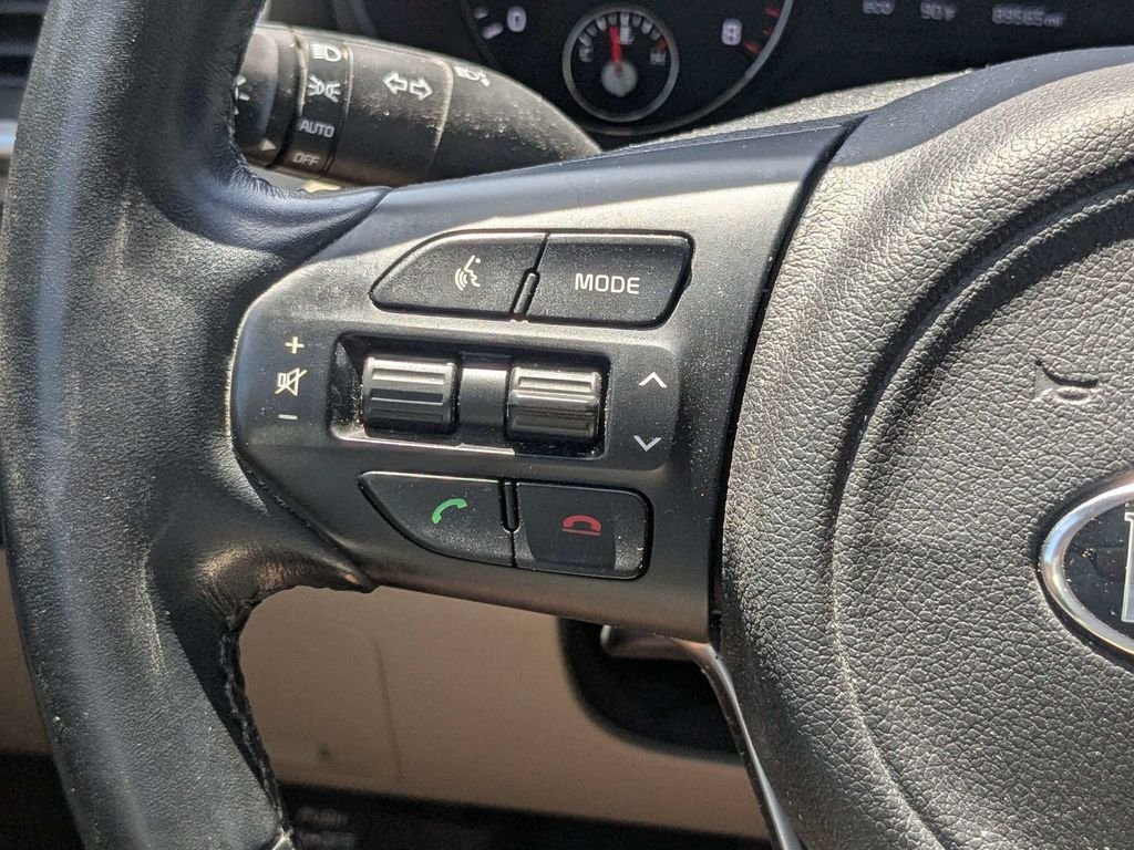 Used 2017 White Kia LX image 27