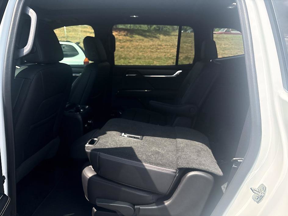 Used 2024 Summit White GMC FWD Elevation image 5