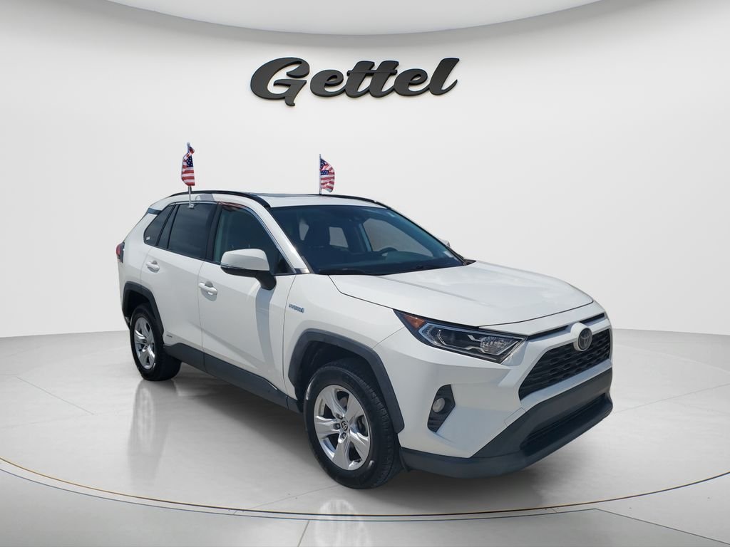 Used 2020 White Toyota XLE image 3