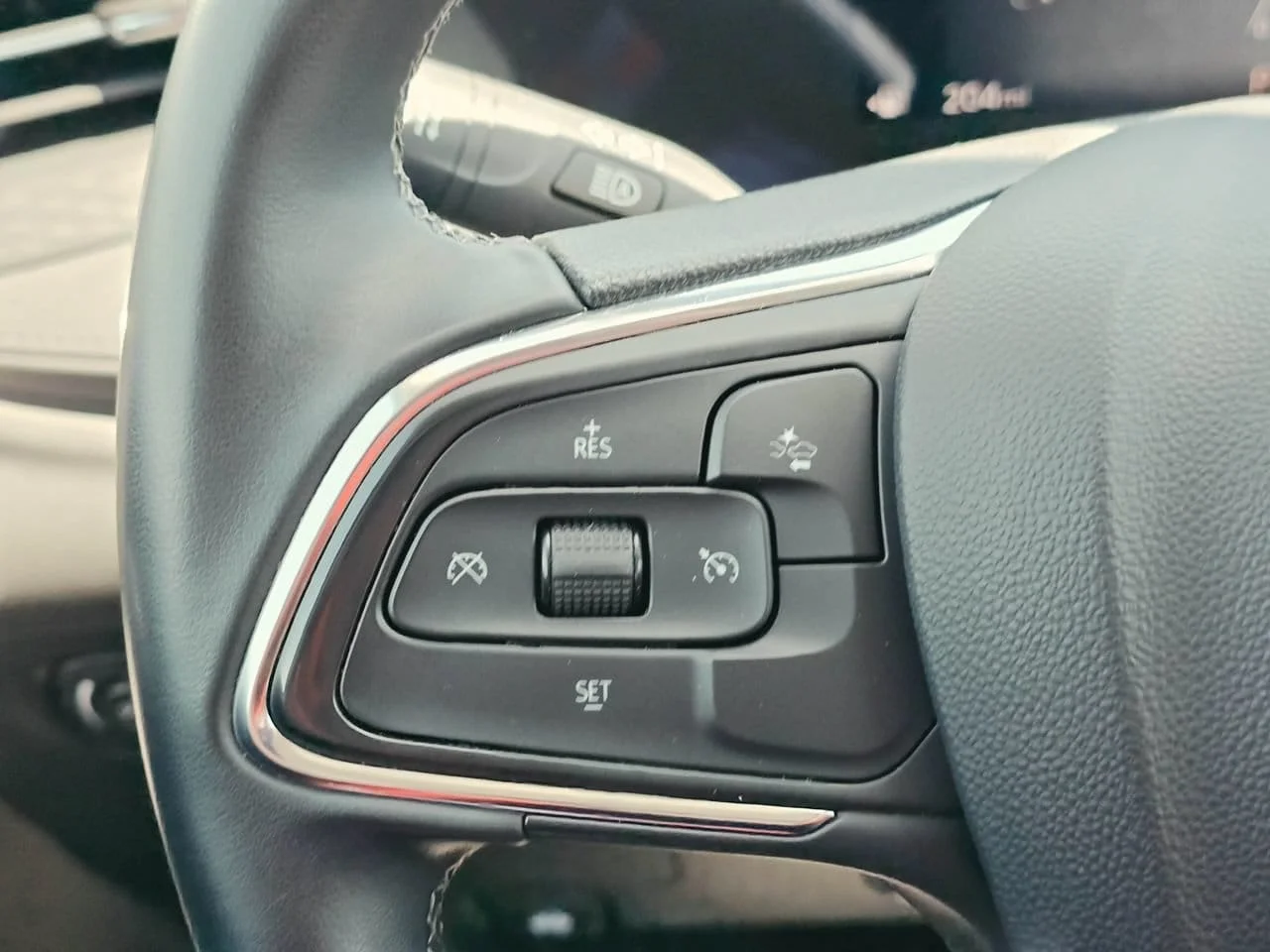 Used 2025 Summit White Buick Preferred image 18