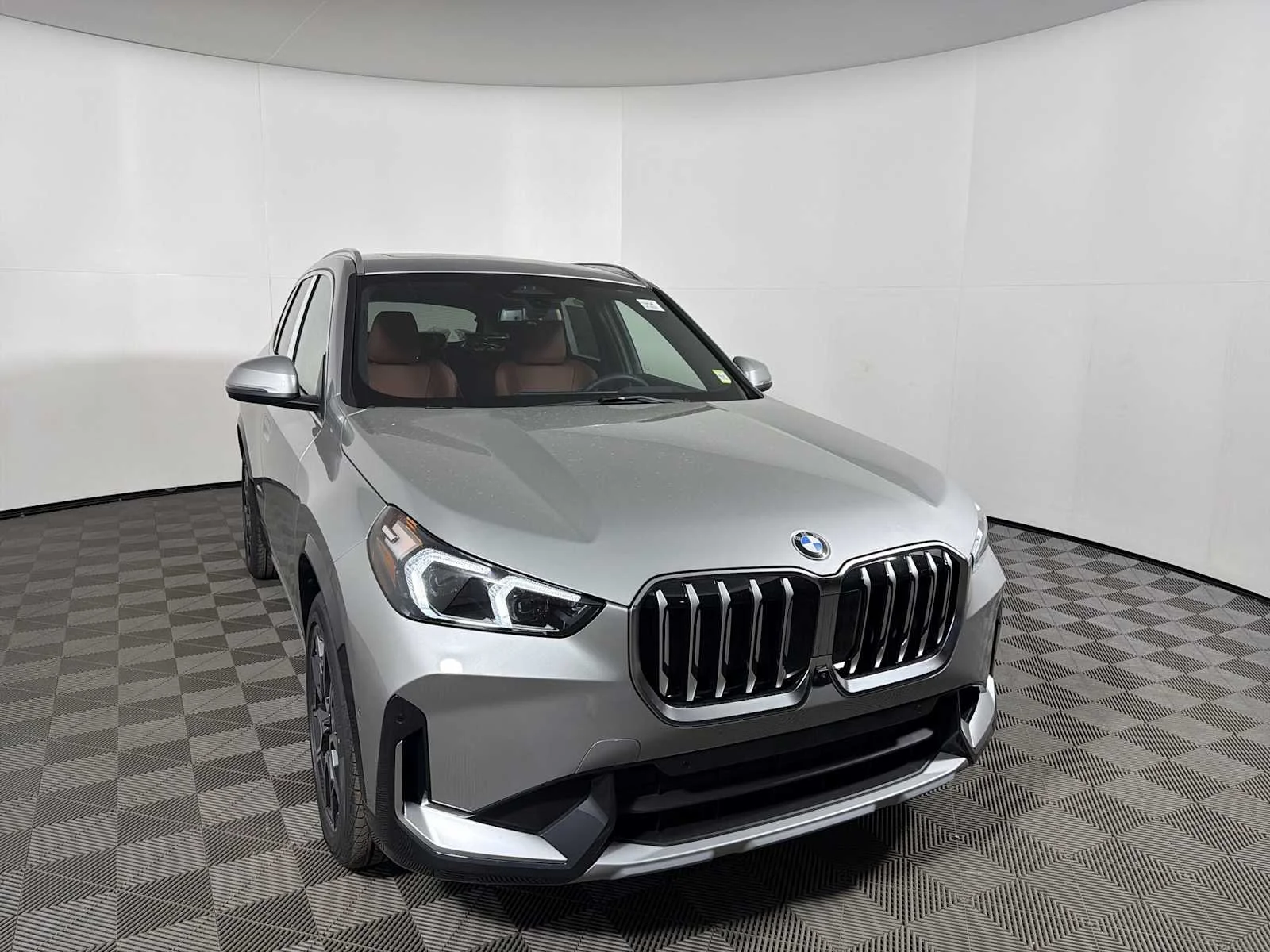 New 2026 Space Silver Metallic BMW xDrive28i image 6