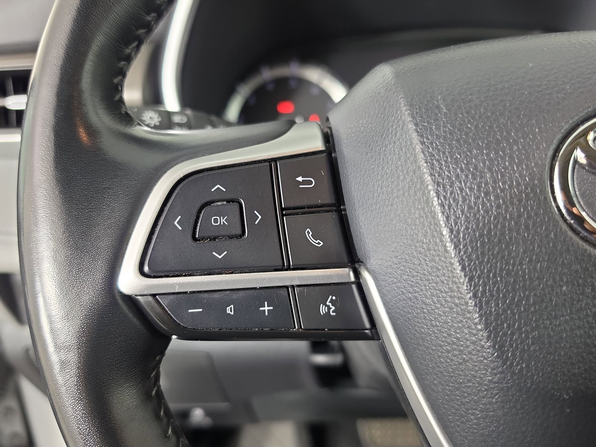 Used 2022 Silver Toyota XLE image 22
