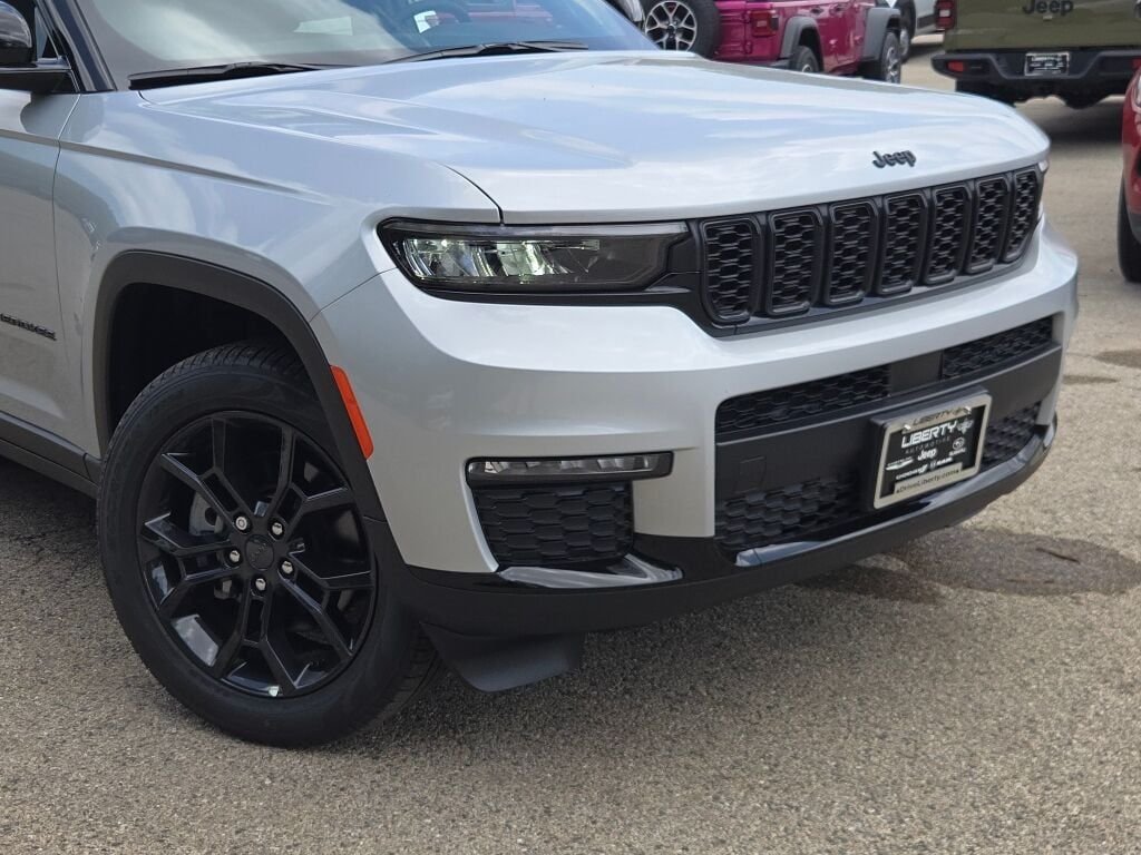 New 2025 Silver Zynith Exterior Paint Jeep Limited image 2