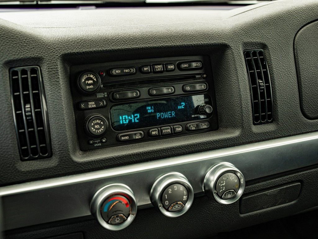 Used 2004 Ultra Violet Metallic Chevrolet  image 29
