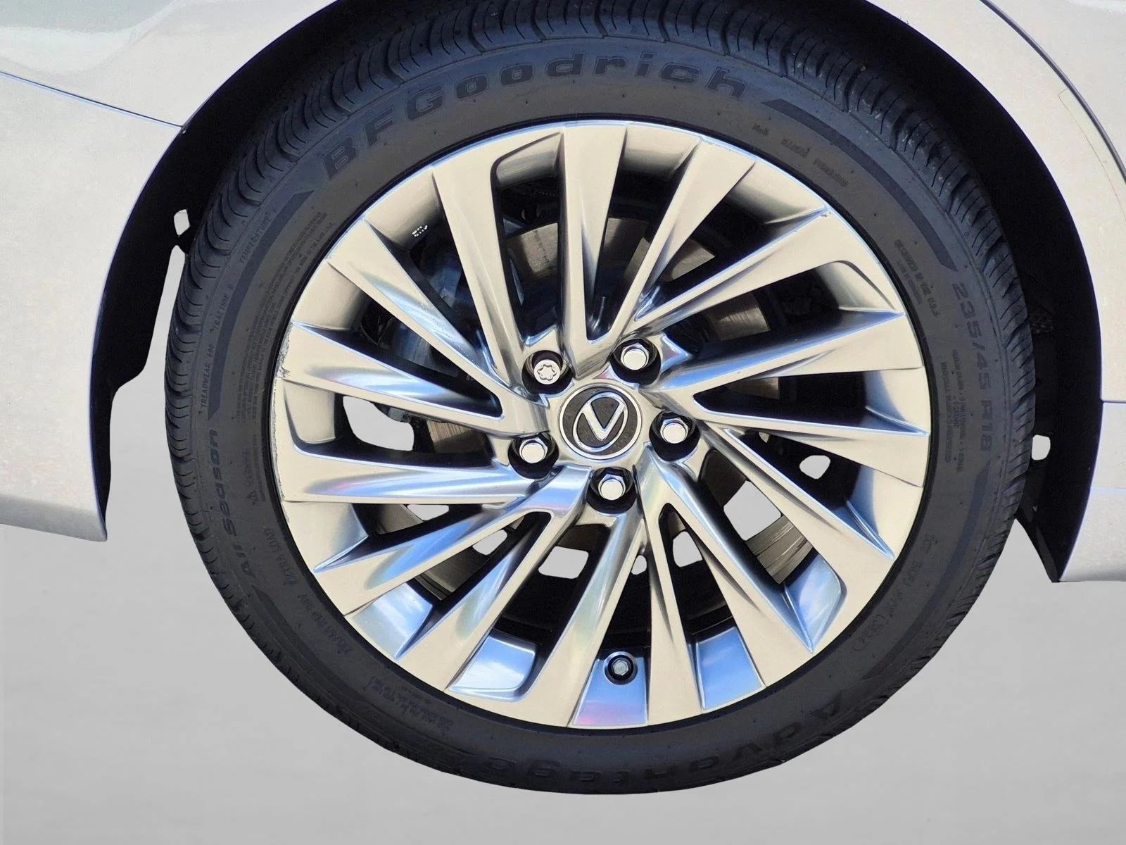 Used 2019 Silver Lining Metallic Lexus ES 300h Ultra Luxury image 18