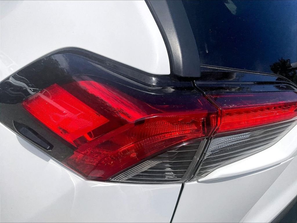Used 2022 White Toyota XLE image 33