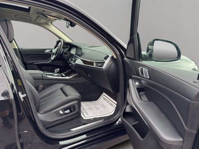 Used 2021 Black Sapphire Metallic BMW xDrive40i image 27