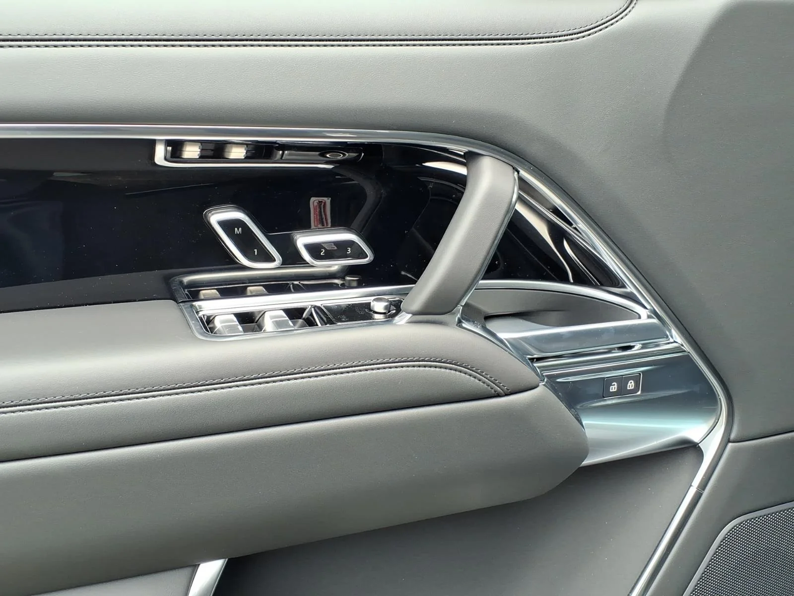 New 2026 Carpathian Grey Land Rover SE LWB image 10