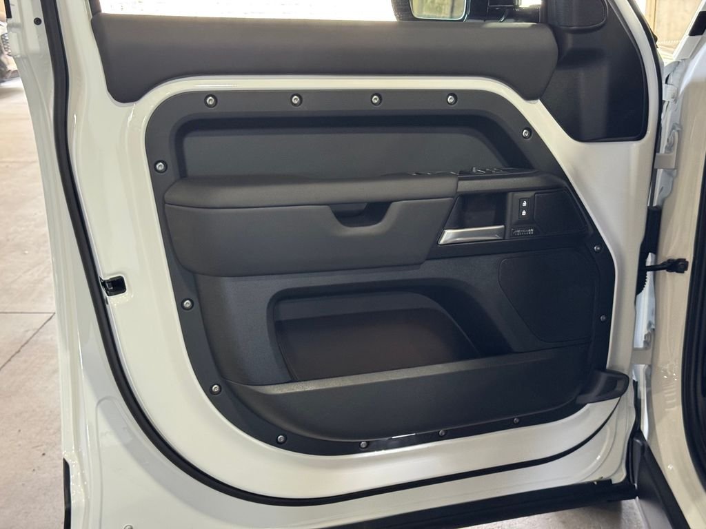 New 2026 Fuji White Land Rover V8 image 12