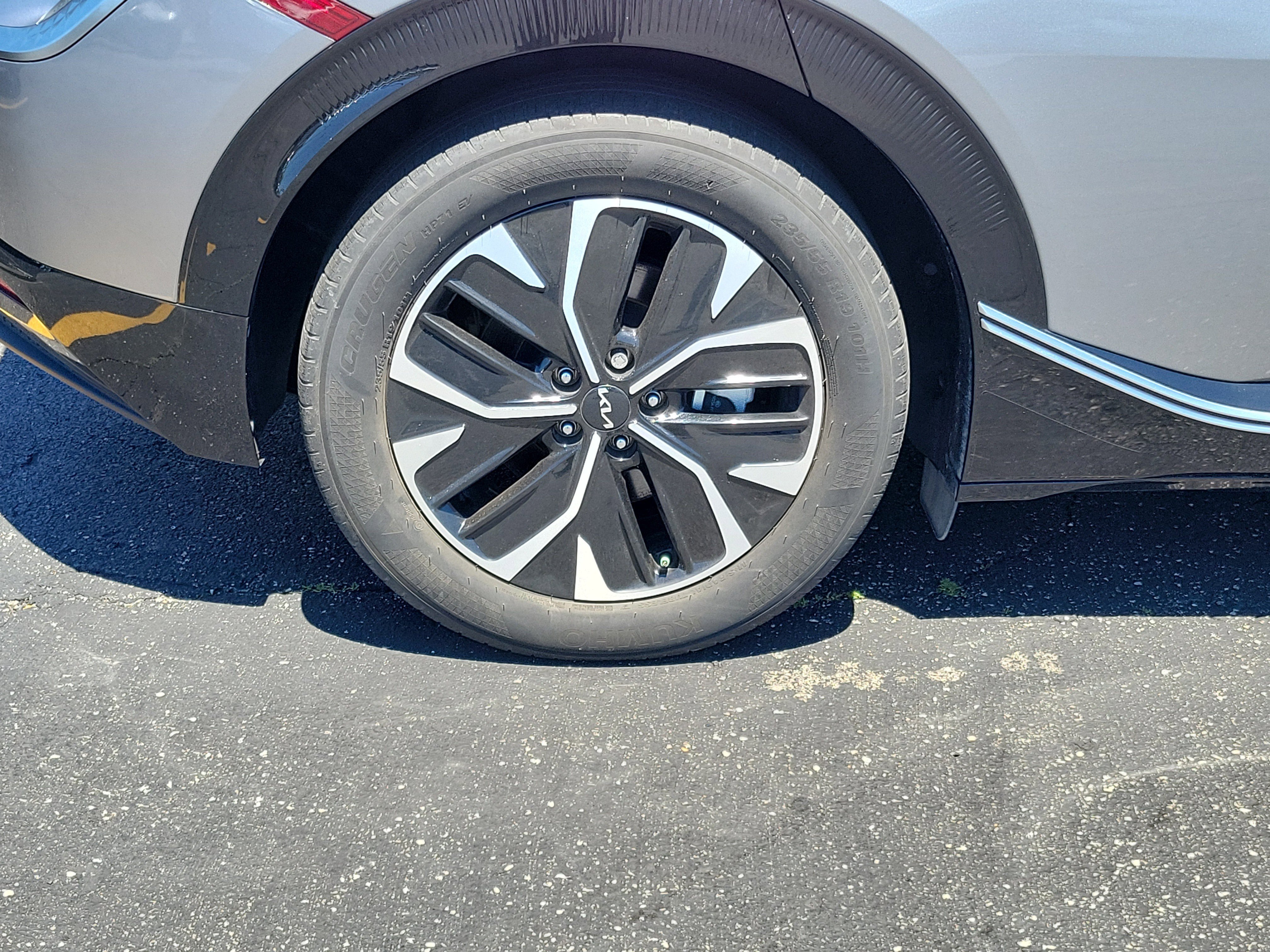 Used 2023 Steel Gray Kia Wind image 7