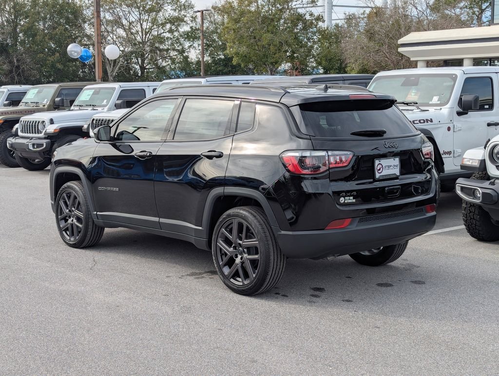 New 2026 Diamond Black Crystal Pearl-Coat Exterior Paint Jeep Latitude image 7